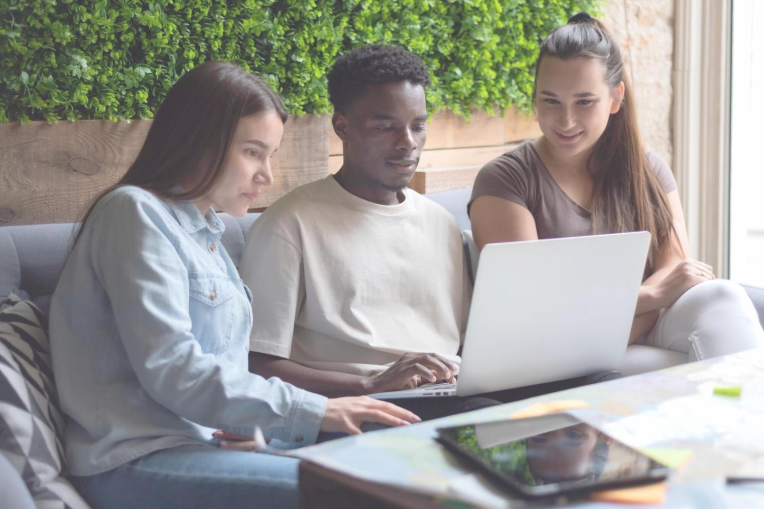 Espace de travail organisé avec documents financiers et outils de planification