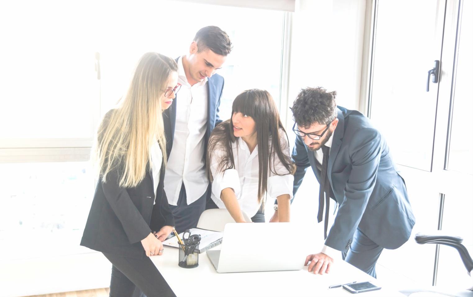 Session de formation en groupe avec exercices pratiques sur tableur